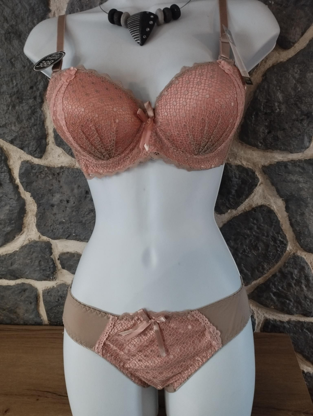 Ensemble saumon et beige  avec armatures et  rembourrage important