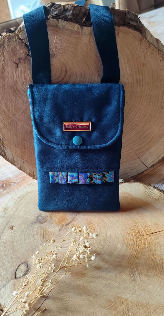 Porte téléphone en suédine bleu marine ✨