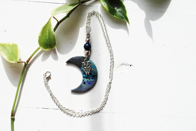 KuuPöllö riipus Lapis Lazuli helmellä