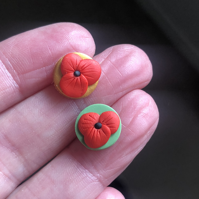 Poppy studs (gold) 