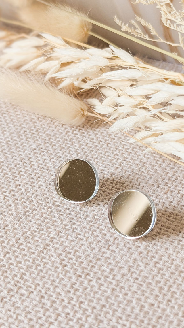 Petites boucles rondes asymétriques argentées effet miroir