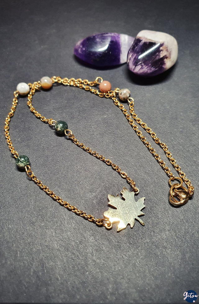 Collier court feuille d&#039;érable et jaspe rainforest