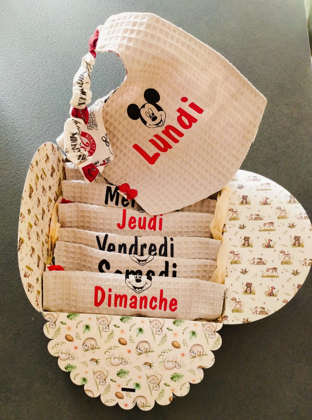 Coffret bavoirs semainier sur commande 