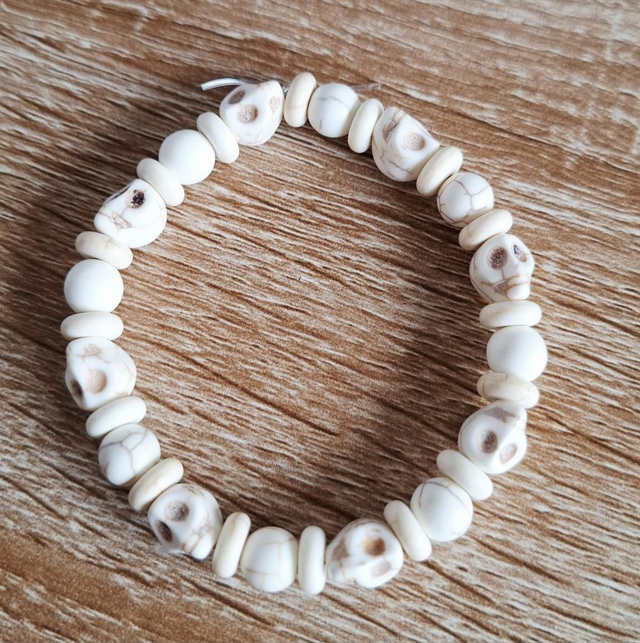 Howlite skull beaded bracelet 
