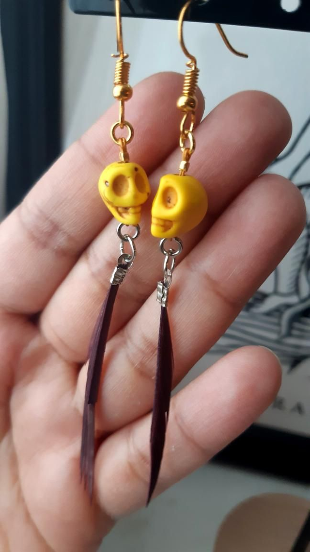 Boucles d&#039;oreilles crâne jaune plume marron