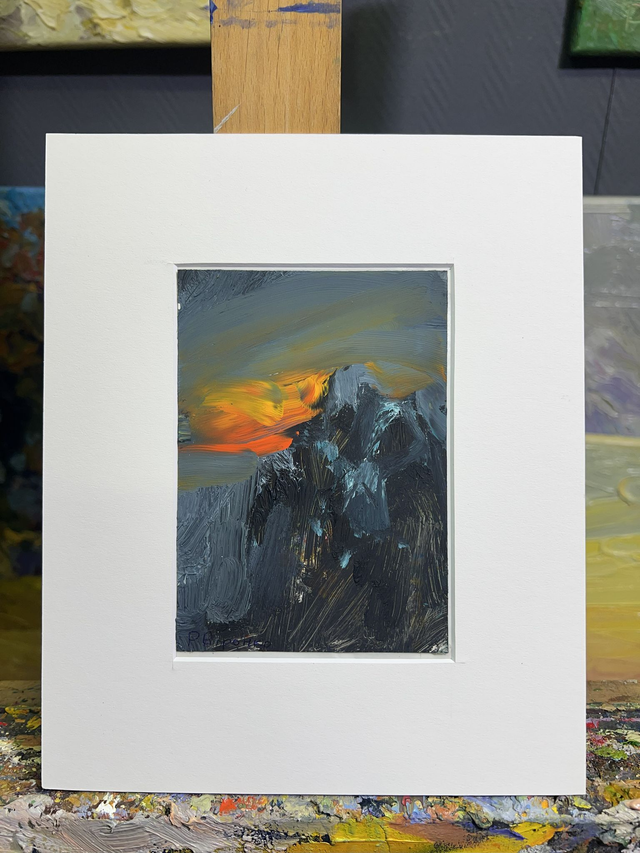 Fragment 223 „Abendglut“ von Rostyslav Voronko, Öl auf Karton, 2024 – oranger Sonnenuntergang über dunklen Bergen.
