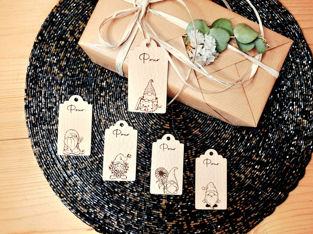 Lot 5 étiquettes cadeau en bois massif réutilisables - Gnôme