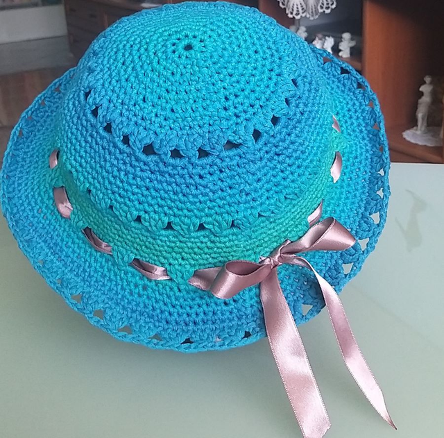 Türkiz színű kalap
