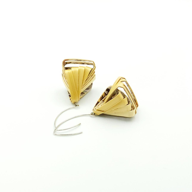 Boucles d&#039;oreilles rubans en marqueterie de paille naturelle