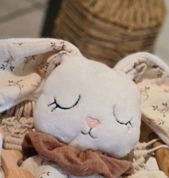 Doudou lapin Teddy et double gaze + attache tétine et prénom