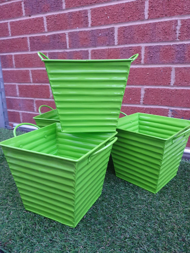 Metal Ribbed Tin Planter With Handle - Green