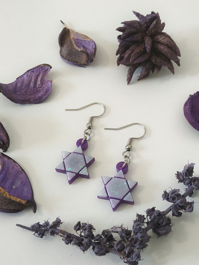 Boucles d'oreilles étoile violette sur ton blanc