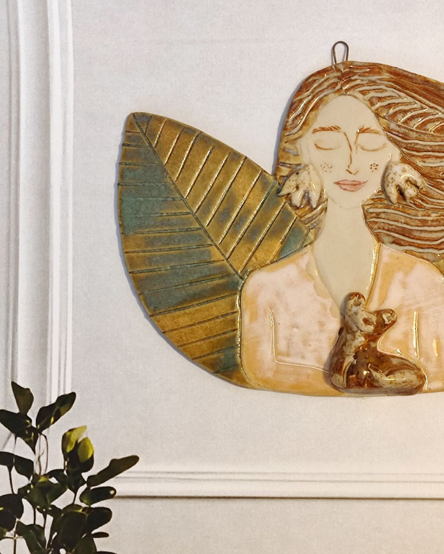 Ceramiczna dekoracja ścienna wróżka z kotem