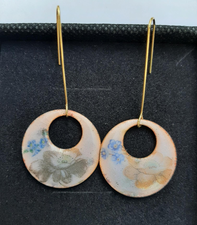 Boucles rondes ajourées bleues rose fleurs