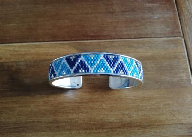 Montagne bleu clair et foncé