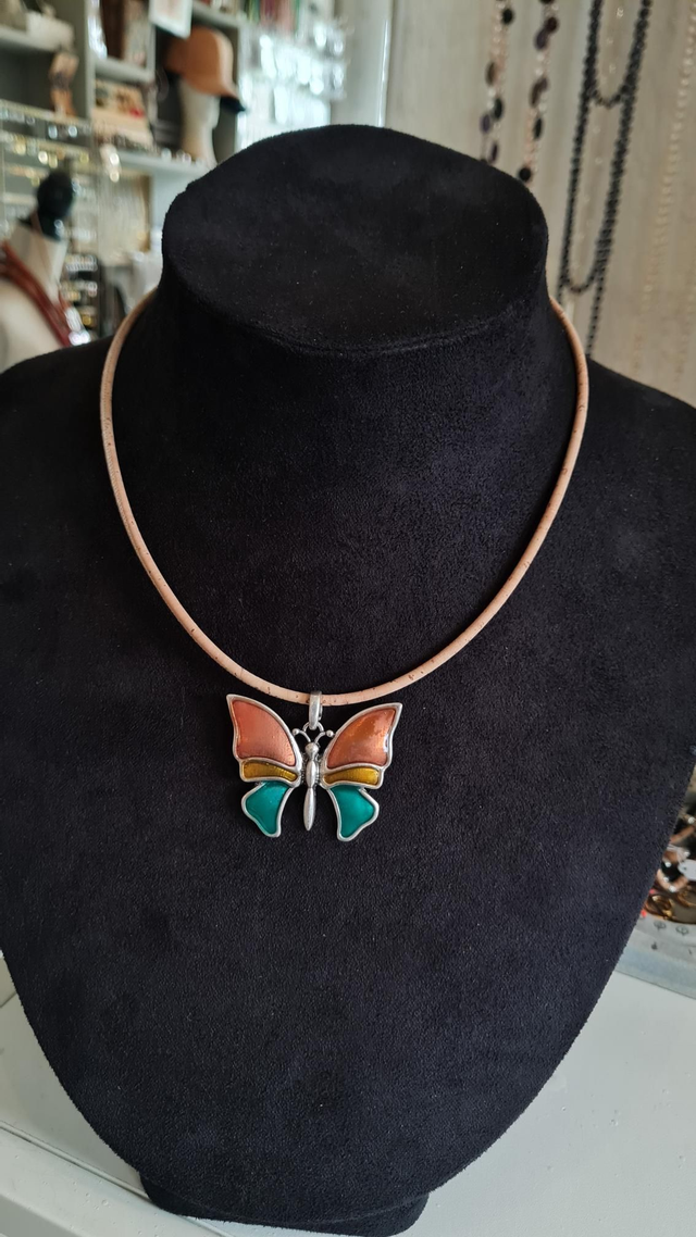 Collier "Primavera" avec papillon coloré et cordon en liège naturel 