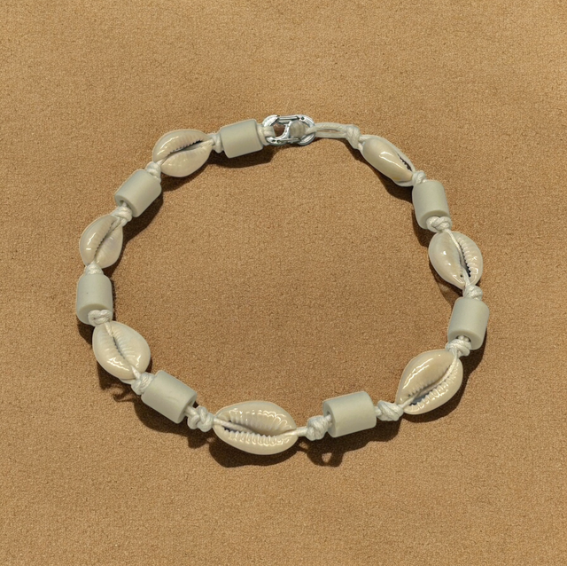 Collier anti-tiques Cauri blanc 34cm