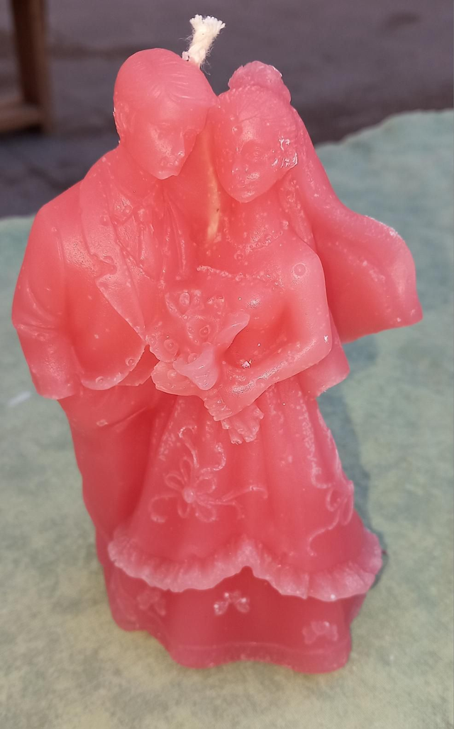 BeaCrea au plaisir d'offrir,les bougies fondantes vous propose cette magnifique bougie couplé de mariée 8€