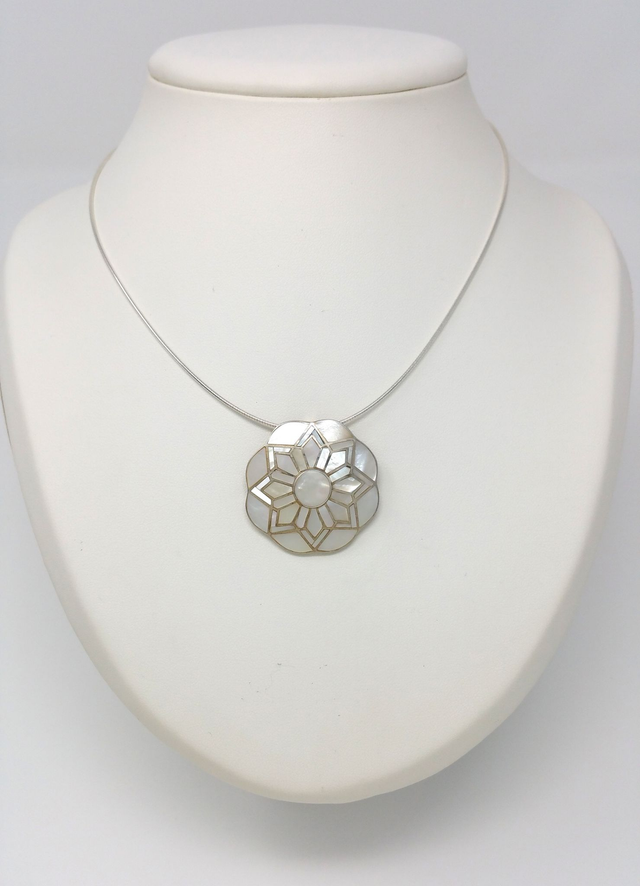 PENDENTIF FLEUR ORNE DE NACRE BLANCHE EN MOSAIQUE ETOILEE ARGENT MASSIF - VENDU SANS CHAINE - 4851