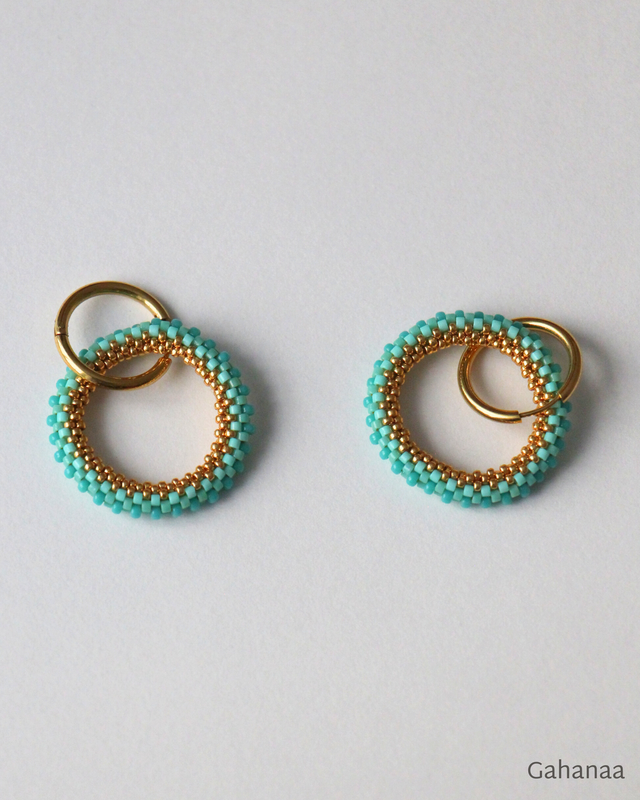 Magali, anneau turquoise dans une créole