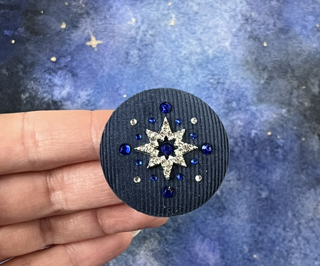 Broche velours bleu étoile galactique 