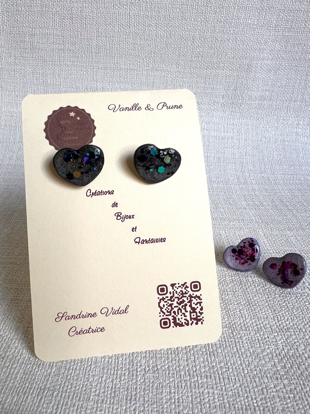 Boucles d'oreilles petits coeurs noirs et paillettes noires irisées 