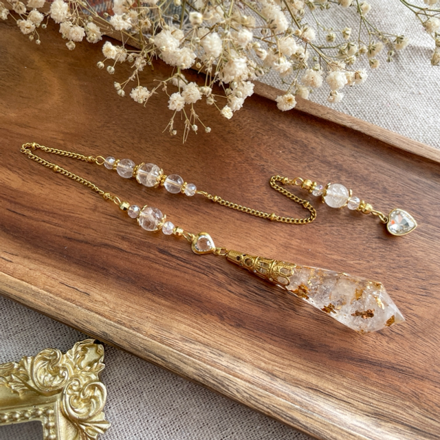 Grand pendule divinatoire en cristal de roche, modèle coeur