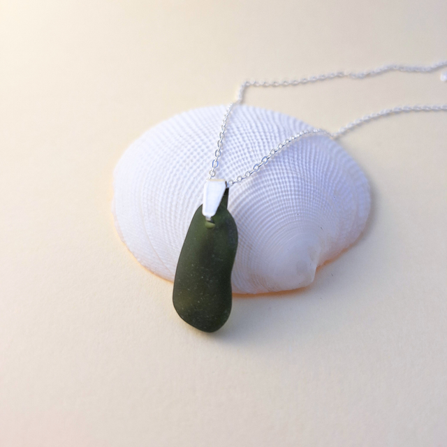 Île Vert kaki - collier en argent et verre marin