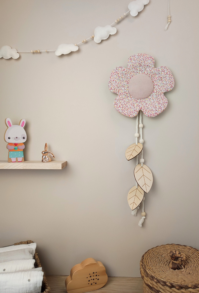 Déco murale fleur : liberty avec cœur rose pâle