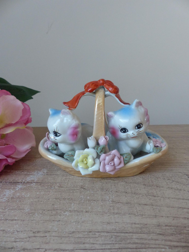 Figurine vintage en céramique peinte à la main deux chatons dans un panier entourés de fleurs, duo mignons chatons décoration kitsch