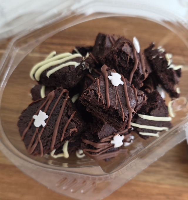 Spooky brownie bites and dip