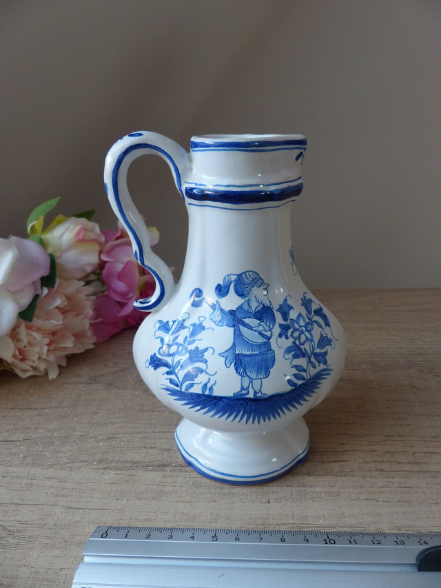 Ancien huilier ou vinaigrier en céramique blanche décor bleu champêtre médiéval musicien jardinier, Petit vase peint main décoration cuisine