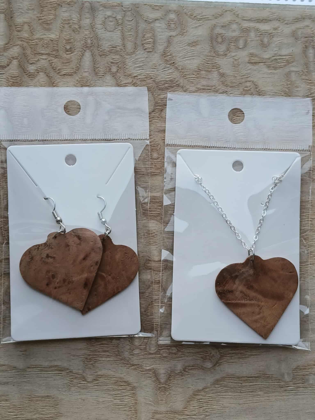 Parure cœur en loupe d’orme – bijou artisanal en bois