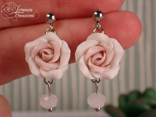 Orecchini pendenti rose bianche sfumate in rosa con perlina