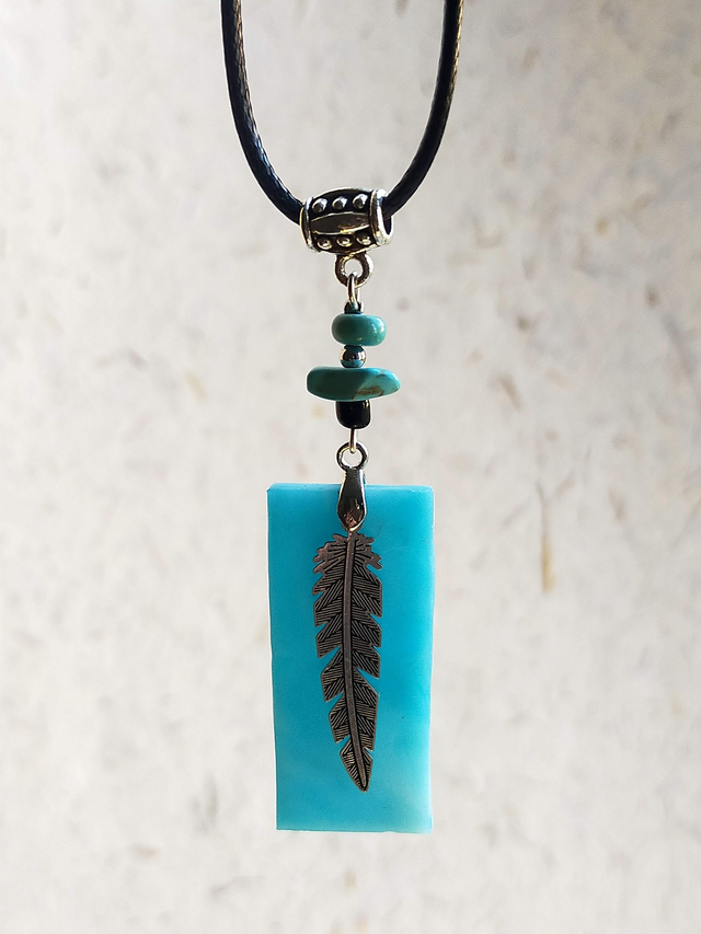 Pendentif en verre bleu azurin mat opalescent et chaîne en coton ciré noir.