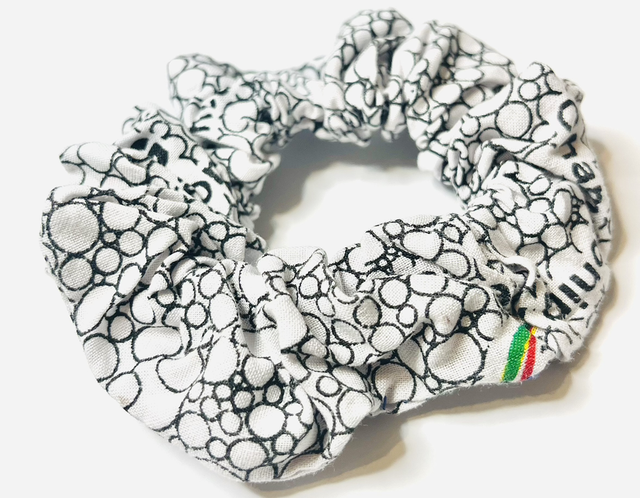 Scrunchie “Sankofa Dots” – Handgemaakt van Afrikaanse Waxprint Katoen