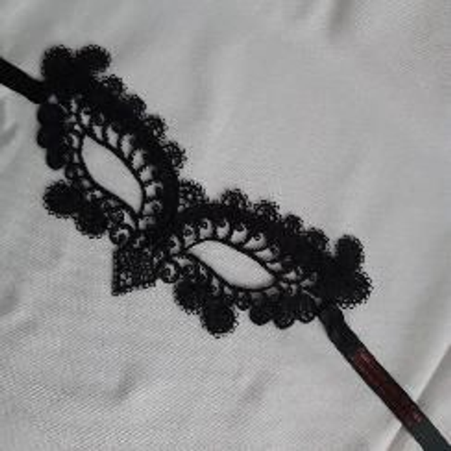 84 - Loup dentelle personn.