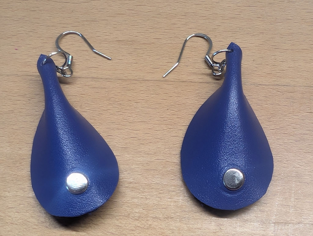 Boucles d&#039;oreille en cuir.