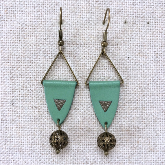 Boucles d’oreilles « Clé d’Ut » bronze, cuir vert lichen et bronze