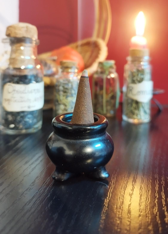 Porte-encens chaudron en obsidienne+ cônes myrrhe 