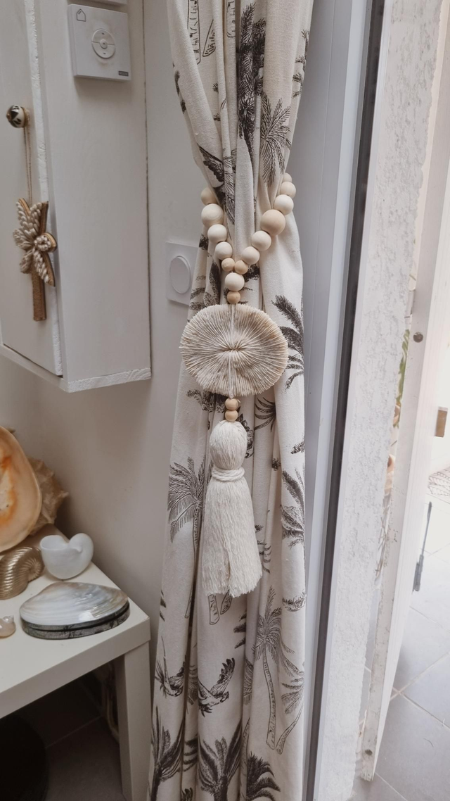 Embrasse corail - pompon beige 