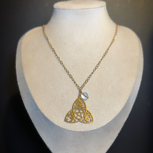 Collier classique triquetra pierre de cristal de roche 