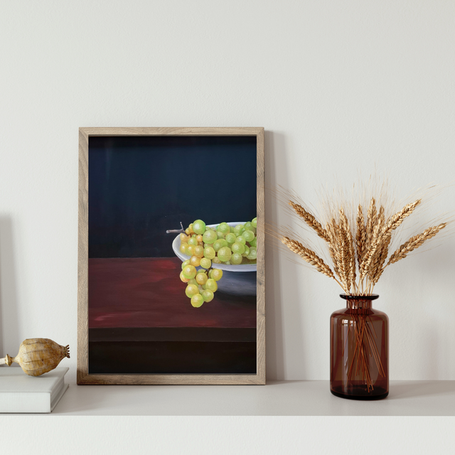 Raisin blanc sur fond bleu