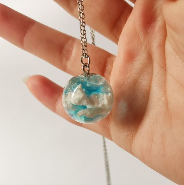Colgante de resina de cielo azul 