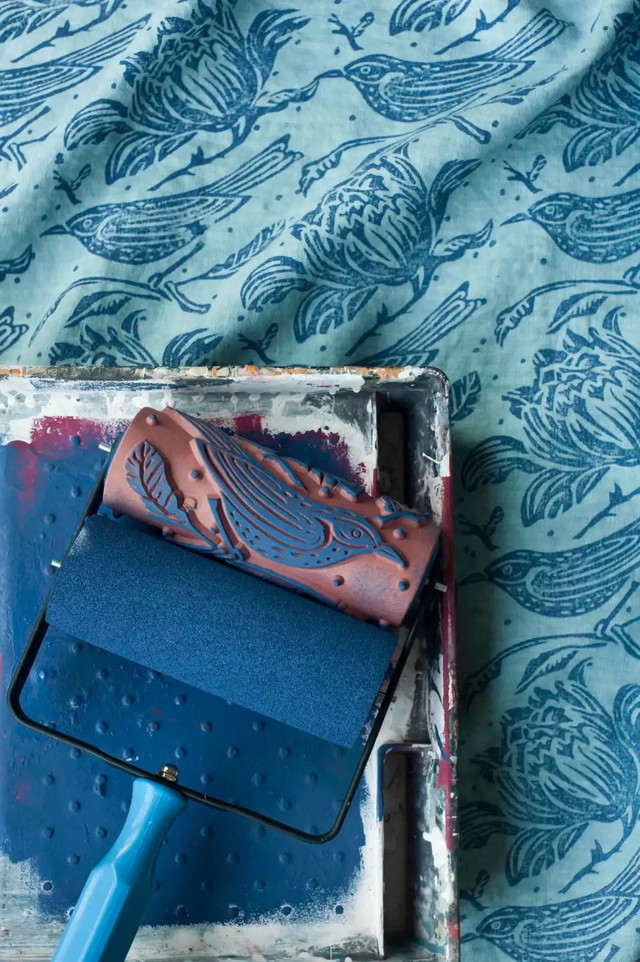 Flock patterned paint roller