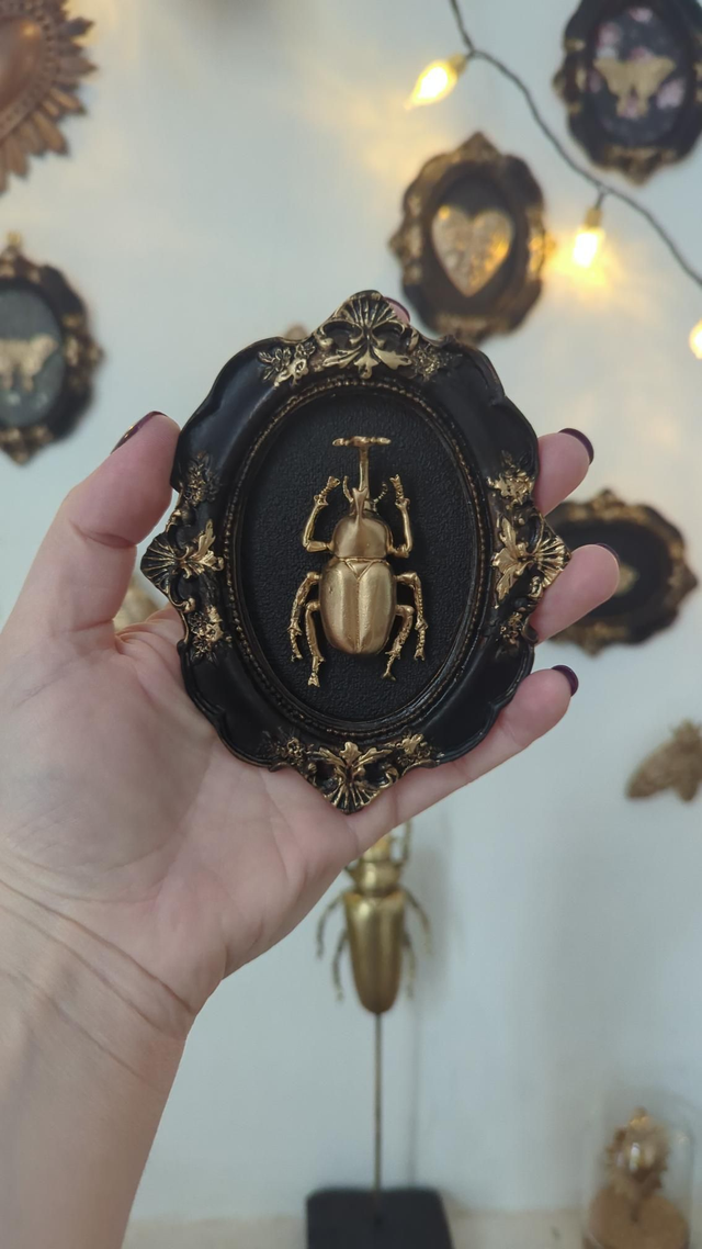 Cadre baroque doré vieilli scarabée 