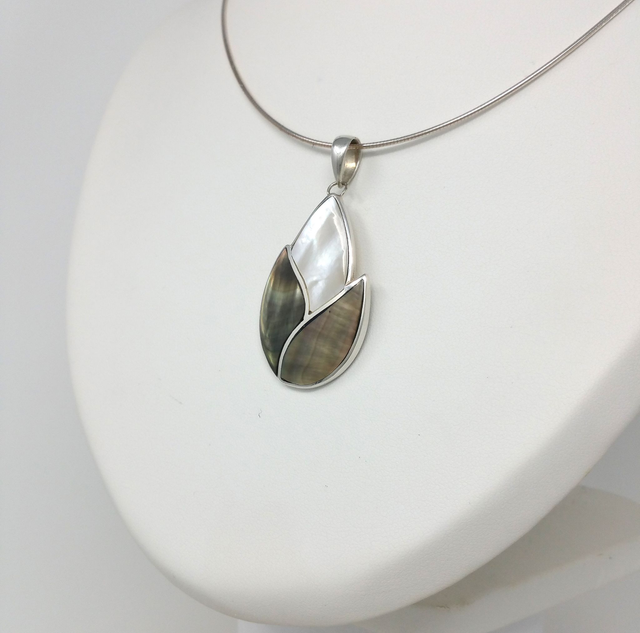 PENDENTIF TULIPE ORNE DE NACRE GRISE ET BLANCHE ARGENT MASSIF - VENDU SANS CHAINE - 4400N