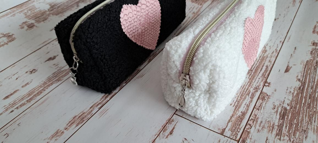 Trousse moumoute blanche à cœur rose