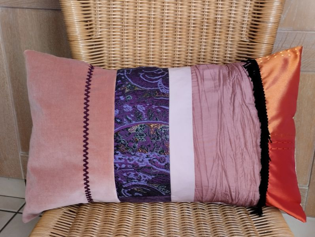 Housse de coussin long fait main harmonie de rose, orange et violet 50X30