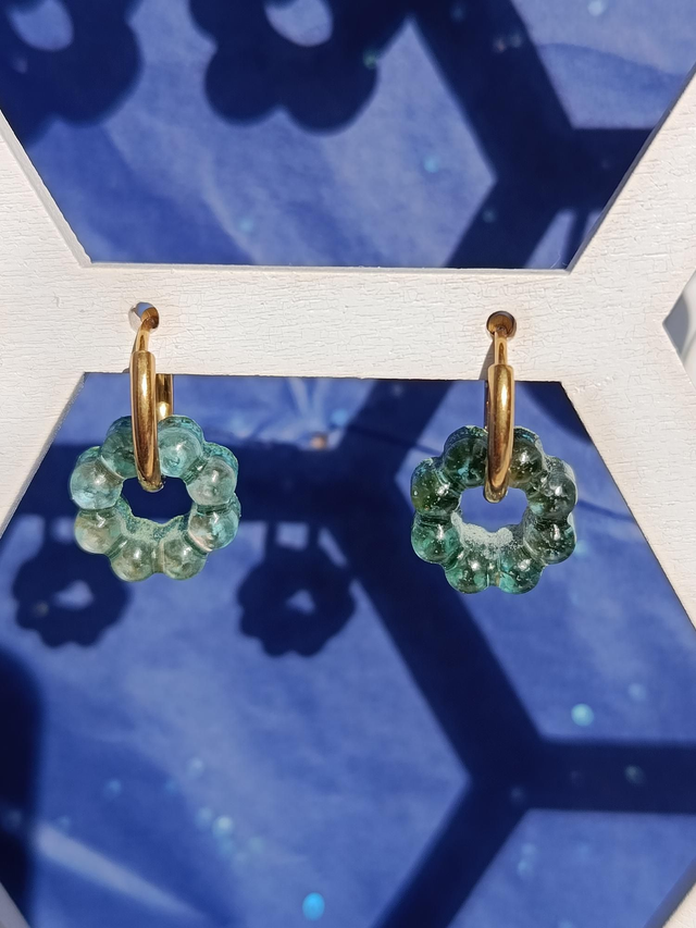 "Capture d'Ailes - Émeraude Sylvestre", pampilles en résine vert et or de Vanasteria